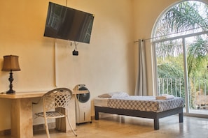 Espacio para trabajar con laptop y wifi gratis 