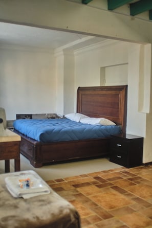 Espacio para trabajar con laptop y wifi gratis 