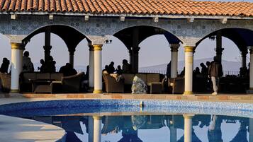 Una piscina al aire libre