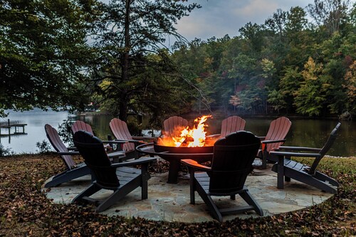 MERU, a Cozy stay for Two in the Lodge of Karoo at Smith Mountain Lake 
