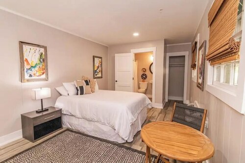 MERU, a Cozy stay for Two in the Lodge of Karoo at Smith Mountain Lake 
