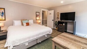 1 bedroom, WiFi (free), bed sheets - MARU, a Cozy Stay for Two in the Lodge of Karoo at Smith Mountain Lake (Wirtz)