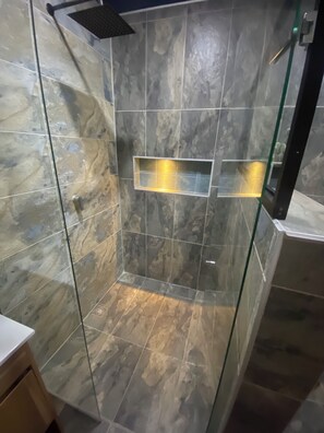 Deluxe Suite (en Provenza 201) | Bathroom | Shower, towels, soap, toilet paper - Mardi Suites (Medellín)