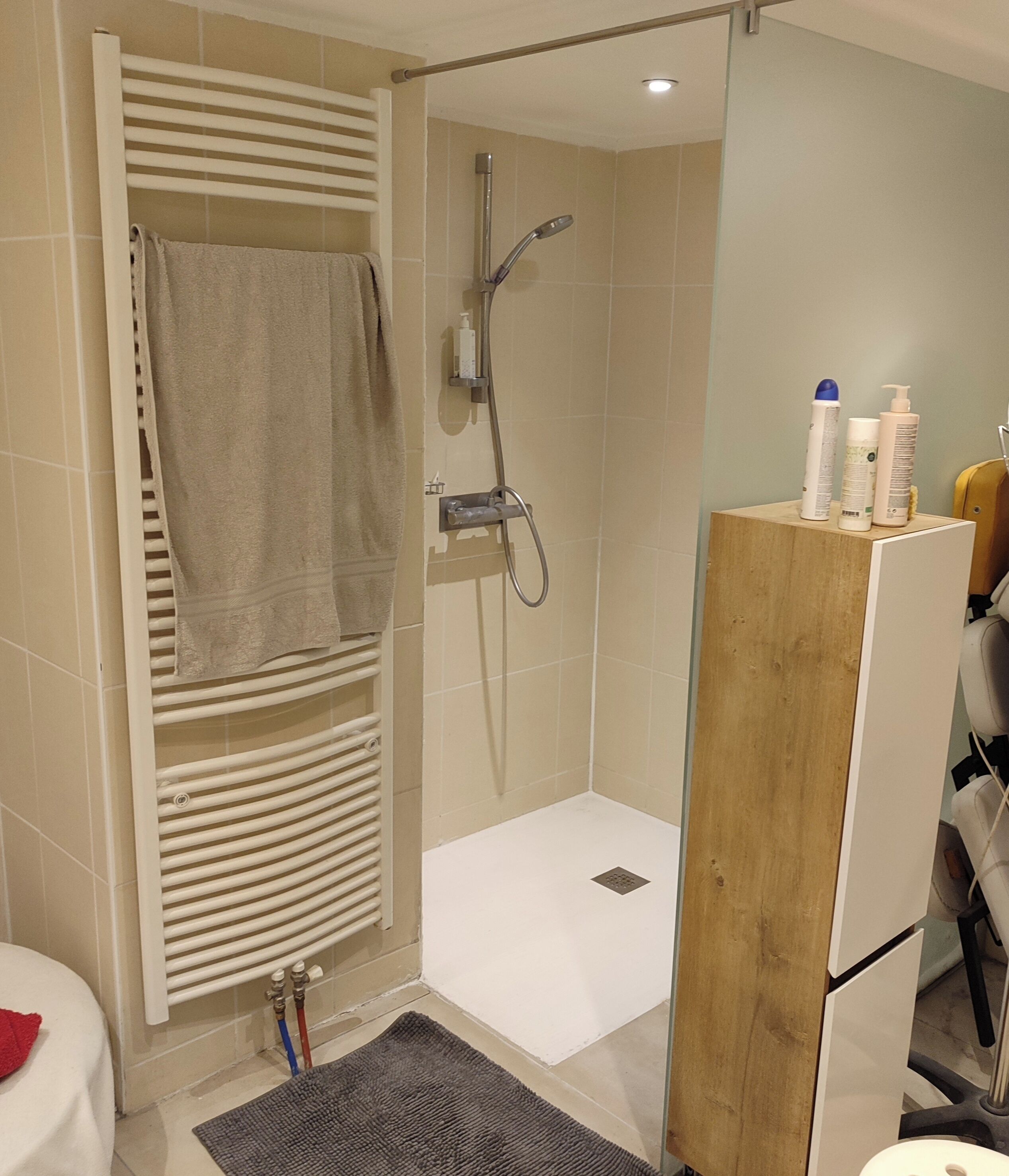 Een haardroger, handdoeken, zeep, shampoo
