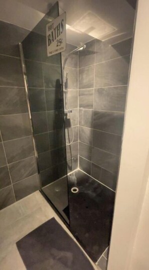 Haartrockner, Handtücher, Seife, Shampoo