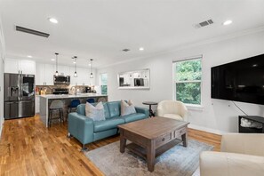 Smart TV - Walkable 2-home Eastside Austin Oasis (Austin)