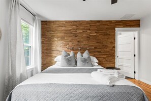 4 bedrooms, iron/ironing board, WiFi, bed sheets - Walkable 2-home Eastside Austin Oasis (Austin)