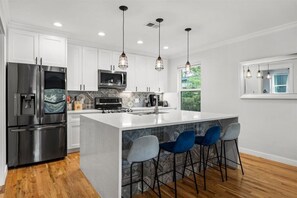 Fridge, microwave, oven, stovetop - Walkable 2-home Eastside Austin Oasis (Austin)