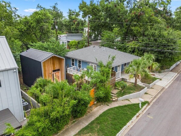Exterior - Walkable 2-home Eastside Austin Oasis (Austin)