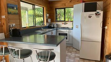 Jääkaappi, keittoastiat/astiat/ruokailuvälineet