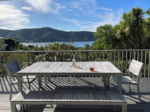 Picturesque Waikawa - Picton Holiday Home