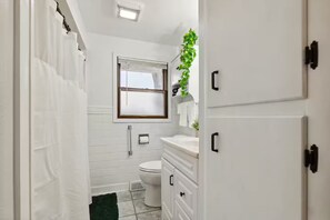 Shower, hair dryer, towels, soap - Packer Pilgrimage 1 - Sunroom + Pet Friendly (Green Bay)
