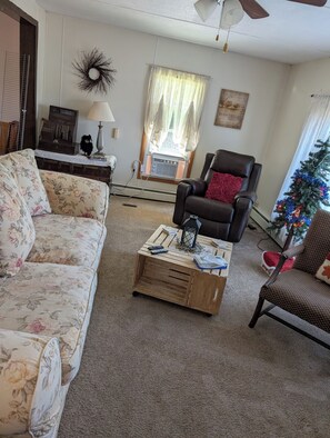 Smart TV, fireplace - Cozy 2-bedroom home Salem NY. close to Saratoga, Lake George NY & Vermont, AC (Salem)