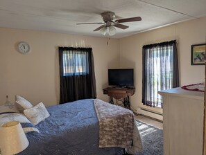 2 bedrooms, iron/ironing board, WiFi, bed sheets - Cozy 2-bedroom home Salem NY. close to Saratoga, Lake George NY & Vermont, AC (Salem)