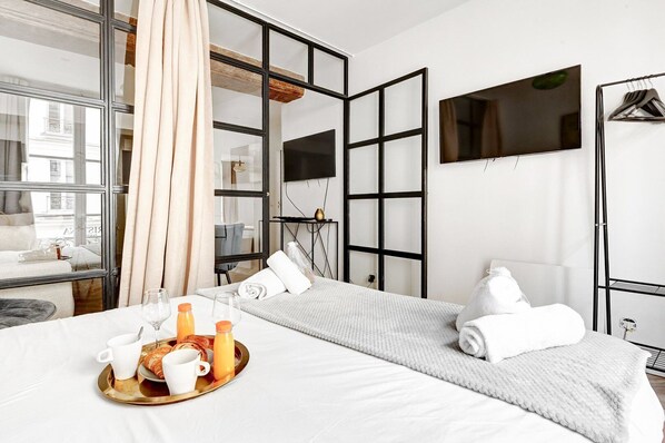 3 bedrooms, iron/ironing board, WiFi, bed sheets