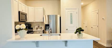 冷蔵庫、電子レンジ、オーブン、コンロ