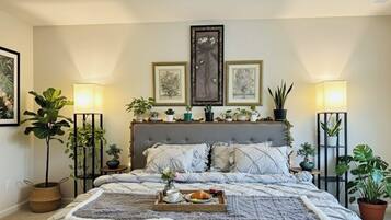 3 habitaciones, escritorio y tabla de planchar con plancha