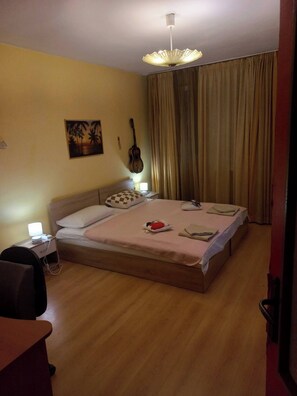 1 bedroom, desk, free WiFi, bed sheets