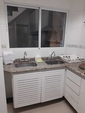 Dusj, hårføner, såpe og toalettpapir