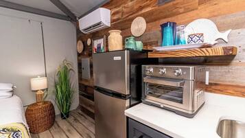 Fridge, oven, coffee/tea maker, cookware/dishes/utensils