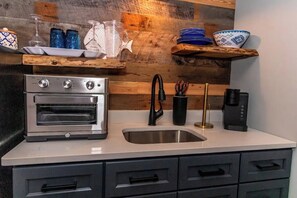 Four, cafetière/bouilloire, batterie de cuisine, vaisselle et ustensiles