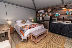 1 bedroom, free WiFi, bed sheets - MALACHITE, a Unique Luxury Cabin Experience, at Karoo Smith Mountain Lake (Wirtz)