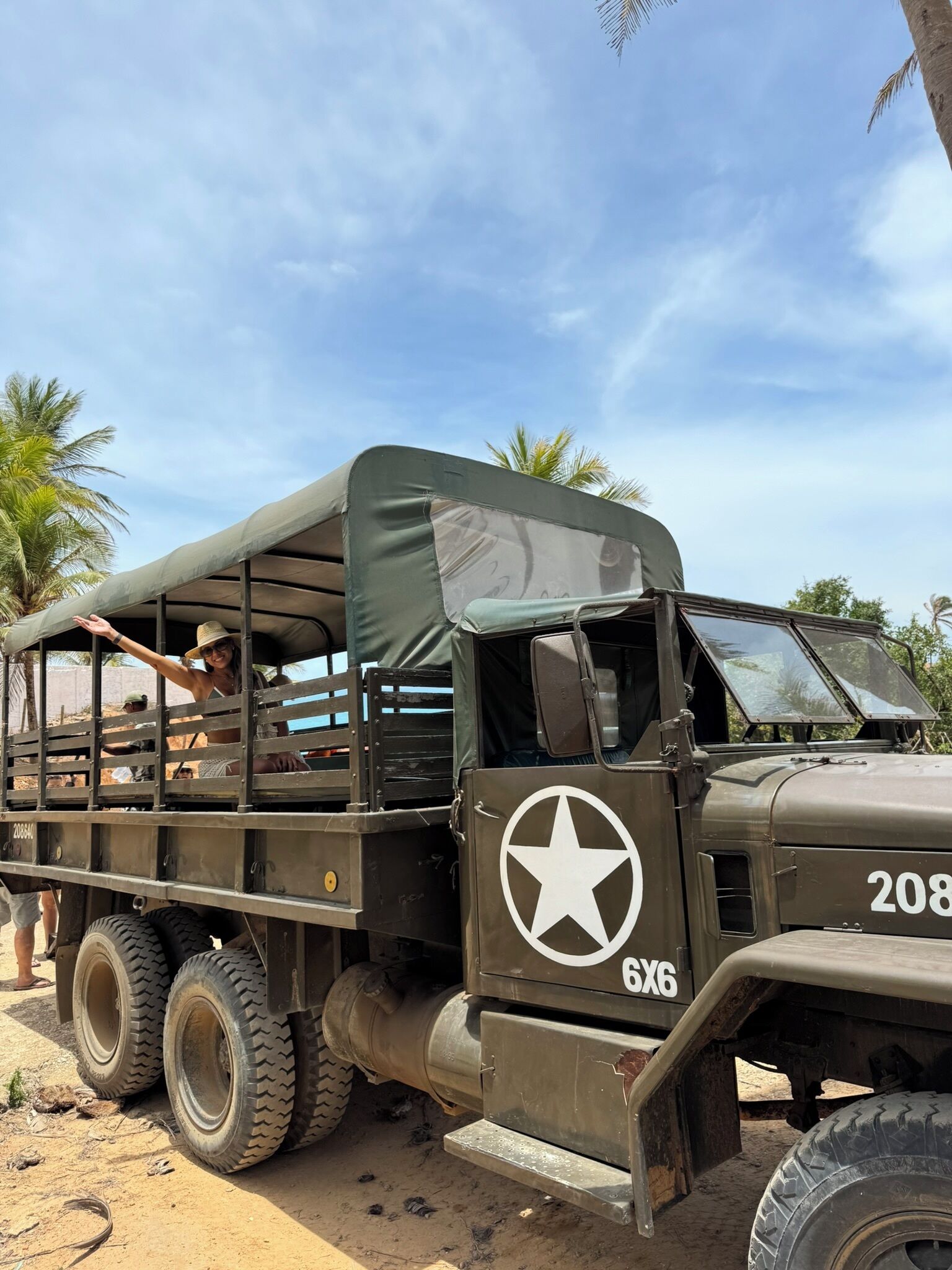 Un vehículo tipo militar con un emblema de estrella, el número 208 y modelo 6x6.