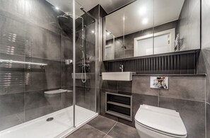 Apartment | Bathroom | Separate tub and shower, deep soaking tub, towels - London East Village Apartment With City Views (London)