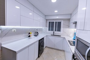 Apartamento superior, 2 quartos | Cozinha privada | Geladeira grande, micro-ondas, chaleira elétrica, liquidificador