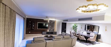 Appartamento familiare, 5 camere da letto, cucina, vista piscina | Area soggiorno | TV a schermo piatto 75 pollici con canali digitali, TV, Netflix