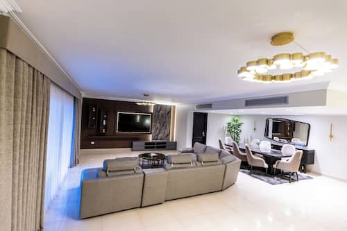 Apartamento familiar, 5 habitaciones, cocina, vistas a la piscina | Zona de estar | Una televisión de pantalla plana, Netflix, servicios de streaming