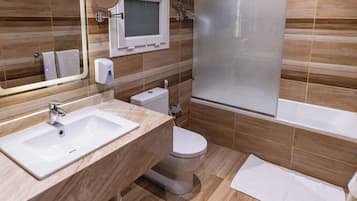 Un baño moderno con un lavamanos grande, inodoro y bañera.