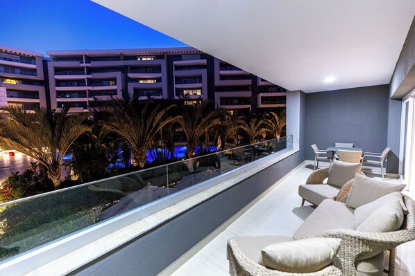 Family Apartment, 5 Bedrooms, Kitchen, Pool View | Terrace/patio