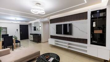 Departamento superior, 2 habitaciones | Área de sala de estar | Televisión de pantalla plana, Netflix y servicios de streaming