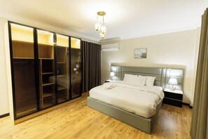 Family Apartment, 5 Bedrooms, Kitchen, Pool View