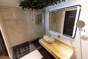Luxury Apartment, 3 Bedrooms, Kitchen, Pool View | Bathroom | Hair dryer, towels, soap, shampoo - Ocean Apartments (Cairo)