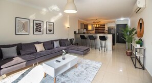 Apartamento luxo, 2 quartos, cozinha | Área de estar | TV de tela plana 75 polegadas com canais digitais, TV, Netflix