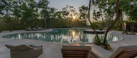 Una piscina al aire libre (de 08:00 a 22:00), tumbonas