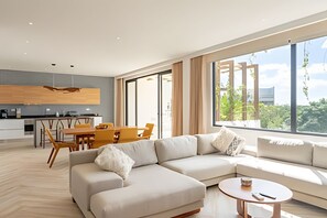 舒适公寓 (403N - 2H) | 起居区 | 55-英寸纯平电视 （配备数码频道）、电视