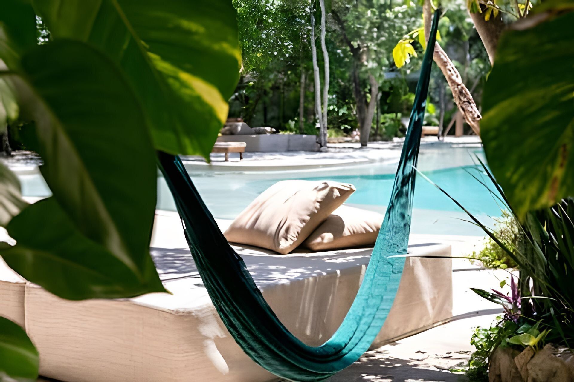 Lägenhet Comfort (204E - 2H) | Pool | Utomhuspool med öppettider 08.00 till 22.00, och solstolar