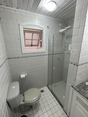 Douche, serviettes fournies, savon, papier toilette