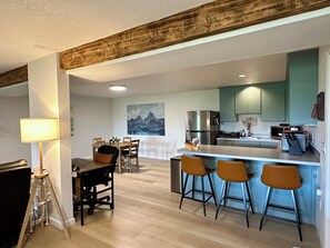 Kylskåp, mikrovågsugn, ugn och spishäll