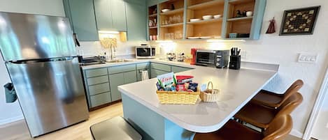 Réfrigérateur, four à micro-ondes, un four, surface de cuisson