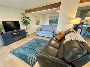 Smart TV, chimenea, libros