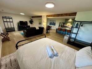 2 sovrum, skrivbord, strykjärn/strykbräda och resesäng