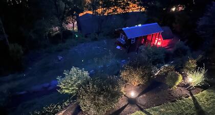 Cozy studio that sleeps 4 in Kenmore with a/c, WiFi and farm fresh eggs!