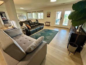 Smart-tv, eldstad och böcker