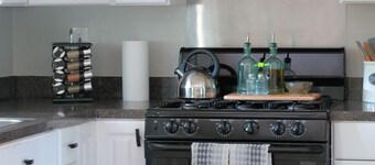 3-bedroom townhome in marvelous Smyrna with AC, WiFi, pooltable. Enjoy your stay