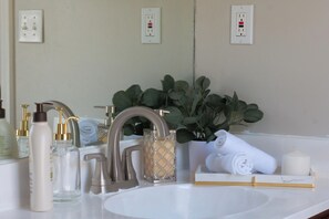 Een haardroger, handdoeken, zeep, toiletpapier