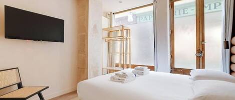 5 habitaciones, escritorio y tabla de planchar con plancha